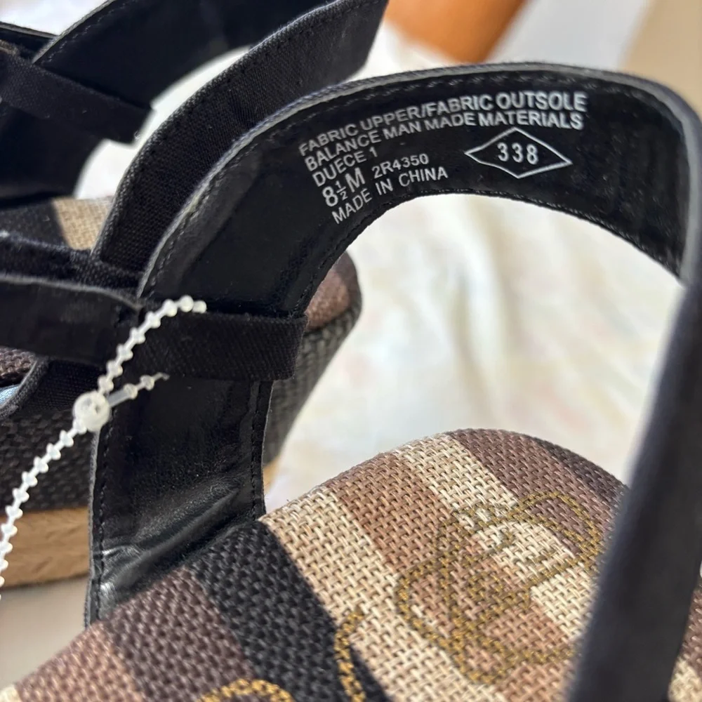 NWT Sugar Deuce Black Tan Wedge Sandals straps. SZ 8.5 M NWT has Sole Sticker